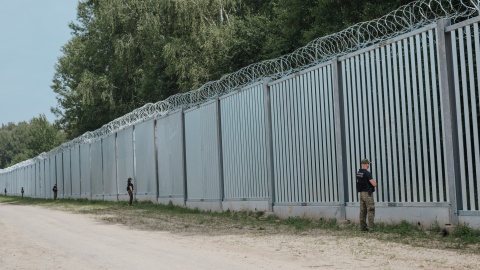 Rząd przyjął projekt wspierający działania wojska i służb, w tym zasady użycia broni