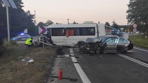 W Małej Nieszawce zderzyły się bus i samochód osobowy. Jedna osoba zginęła [aktualizacja]