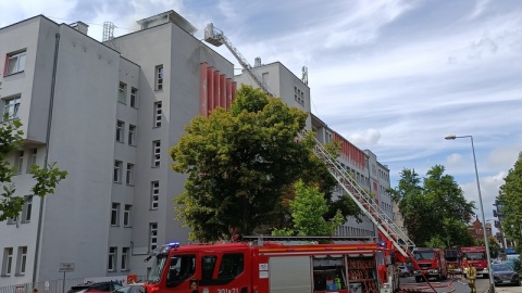Pożar w części technicznej Szpitala MSWiA w Bydgoszczy. Ekipa kładła papę [zdjęcia]