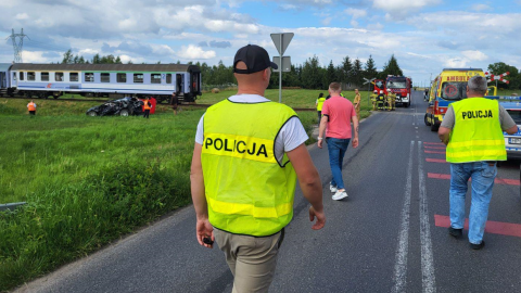 Samochód osobowy zderzył się z pociągiem w Dylewie. Zginęła kierująca samochodem