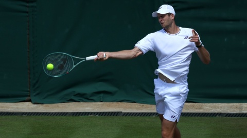 Hubert Hurkacz odpadł w drugiej rundzie Wimbledonu. Mecz zakończyła kontuzja kolana Polaka