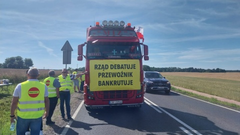 Sytuacja jest krytyczna  przewoźnicy z regionu mają dość. Protest na DK nr 25 w Tryszczynie [zdjęcia]