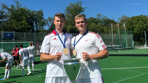Polskie kadry ze złotem EuroHockey 5s. Medale na szyi dwóch graczy Pomorzanina Toruń