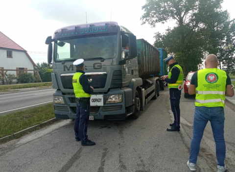 Włocławscy inspektorzy i policja polowali na nielegalne transporty odpadów