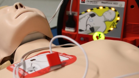 AED może uratować życie Nowy defibrylator w bibliotece w Świeciu. Strażacy organizują szkolenie