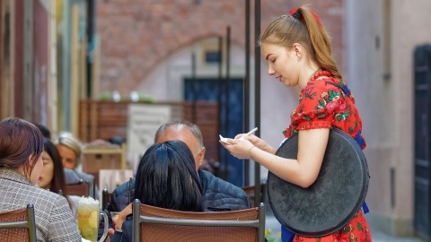 Rynek pracy latem: studenci szukają zajęcia na krótko, za wypłatę jadą na wakacje