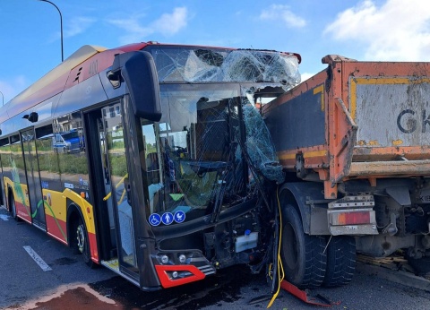 Autobus MZK zderzył się z wywrotką w Grudziądzu. Ranny kierowca i pasażerka