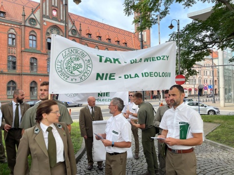 Leśnicy protestowali w Bydgoszczy. Nie pozwolimy zrobić lasom krzywdy [wideo, zdjęcia]
