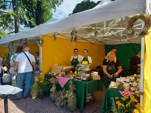 Regionalne przysmaki i folklor na Jarmarku Biskupim. „Nasi przodkowie dbali o tradycje” [wideo, zdjęcia]