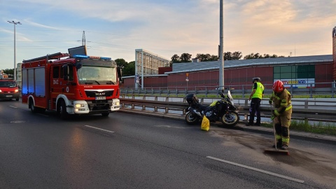 Wypadek na ul. Kruszwickiej w Bydgoszczy. Motocyklista ranny po zderzeniu z taksówką [zdjęcia]