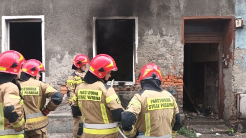 Pożar pustostanu w centrum Inowrocławia. Strażacy: Nie ma osób poszkodowanych