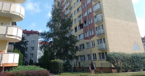 Po pożarze wieżowca w Toruniu: Sześć osób, w tym troje dzieci trafiło do szpitala [zdjęcia]