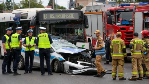 Wypadek w czasie pościgu. Jedenaście osób poszkodowanych po zderzeniu autobusu z radiowozem