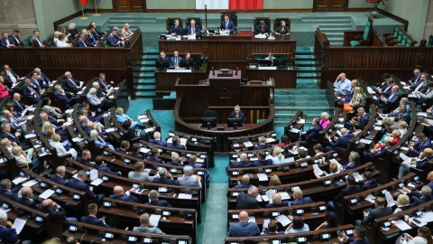 Sejm uchwalił nowelizację ustawy w sprawie renty wdowiej w rządowym kształcie