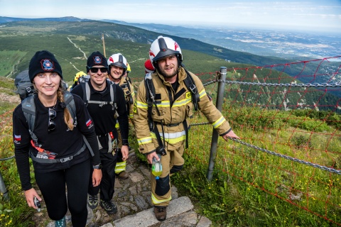 W pełnym mundurze, latem i w szczytnym celu. Strażacy z Brzozy zdobyli Śnieżkę [zdjęcia]