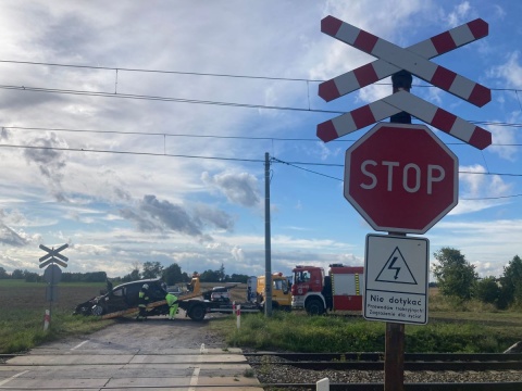 Zderzenie samochodu osobowego z pociągiem pod Toruniem Dwoje nastolatków w szpitalu