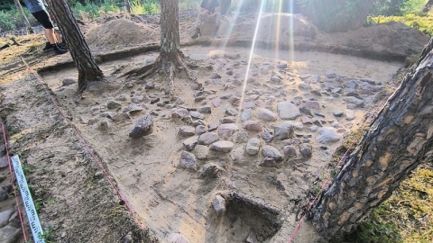 Kurhan, a w nim grób ciałopalny z połowy I wieku. Niezwykłe odkrycie w powiecie świeckim [film z drona, zdjęcia]
