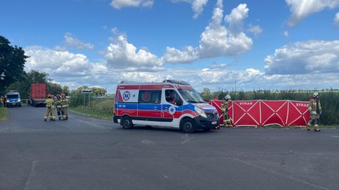 Tragiczny wypadek w Dąbiu Kujawskim. Dwie osoby zginęły, kolejna walczy o życie