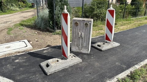 Wężykiem po tej ścieżce, wężykiem. Skrzynka elektryczna na środku drogi rowerowej w Nekli [zdjęcia, wideo]