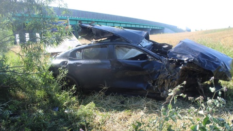 Auto wypadło z drogi na autostradzie, kierowca zginął na miejscu. Policja we Włocławku szuka świadków