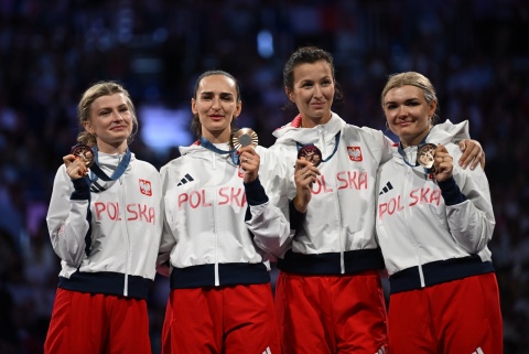 IO: Medal szpadzistek, wygrane tenisistek, falstart koszykarzy  wtorkowe wyniki Polaków