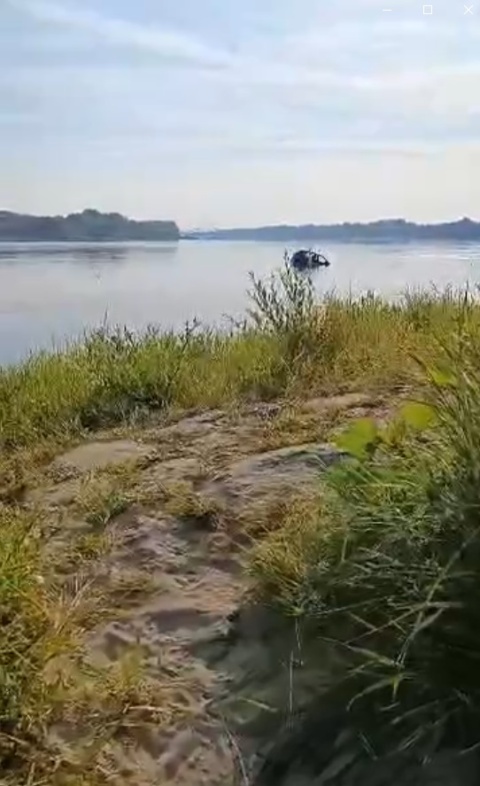 Auto wpadło do Wisły w okolicach Małej Nieszawki. W pojeździe nikogo nie było [zdjęcia, wideo]