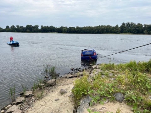 Auto wpadło do Wisły w okolicach Małej Nieszawki. W pojeździe nikogo nie było [zdjęcia, wideo]