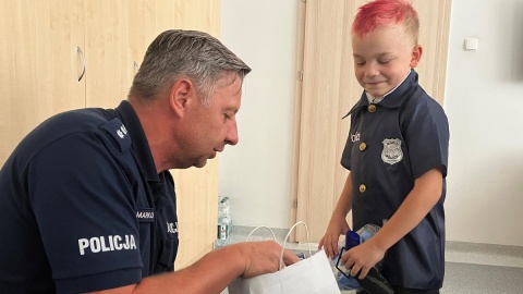 La polizia di Toruń l'ha accompagnata al parto. Sette anni dopo, la famiglia si recò alla stazione di polizia [zdjęcia]