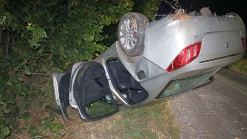 Po alkoholu usiadła za kółkiem, auto dachowało. 24-latce grozi do trzech lat więzienia