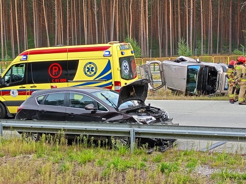 Dwa samochody zderzyły się na S5 pod Bydgoszczą, jeden dachował. Trzy osoby są ranne