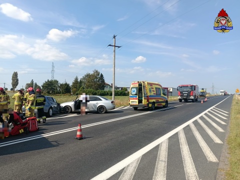 Trzy pojazdy zderzyły się na drodze krajowej 91 w Grzywnie. Dwie osoby zostały ranne