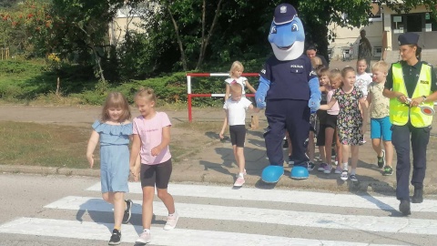 W takim towarzystwie aż chce się iść do szkoły. Policyjny Polfinek odprowadzał dzieci [wideo]