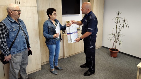 Znaleziony portfel odniosła na komisariat. Policjanci dziękują mieszkance Szubina