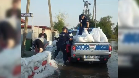 Ewakuują mieszkańców, dostarczają wodę pitną. Policjanci z Bydgoszczy na zalanych terenach [wideo]