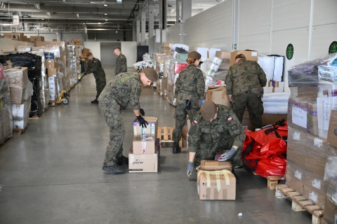 Pomoc spływa do hubów. 1300 kilogramów darów od KujawskoPomorskiego PCK