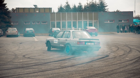 19-latek driftował na parkingu w Świeciu. Teraz słono zapłaci za swoją zabawę