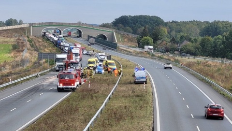 Auto uderzyło w bariery i dachowało. Kolizja w Niewieścinie. Jedna osoba ranna [zdjęcia]