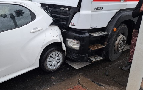 Wypadek w Białym Borze koło Grudziądza. Ciężarówka uderzyła w auto osobowe. Dwie osoby ranne