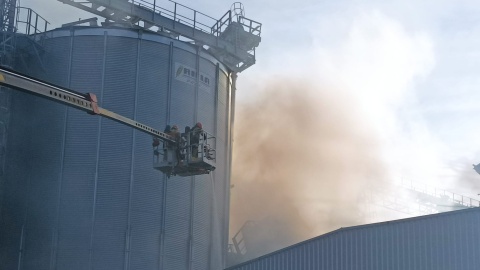 Katastrofa budowlana w Janikowie pod Inowrocławiem. Po pożarze zawalił się silos [zdjęcia]