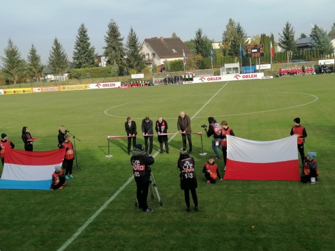 Hybrydowe boisko piłkarskie w Sicienku. Wytrzyma trzy razy więcej niż sama trawa [wideo, zdjęcia]