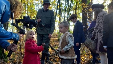 Na planie przerażeni więźniowie i niemieccy żołnierze. Powstaje film o obozie w Smukale [wideo, zdjęcia]