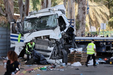 Izrael: Ciężarówka wjechała w przystanek autobusowy. 35 osób rannych, kierowca zabity