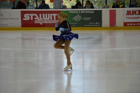 Najmłodsi i nie tylko przedstawili swoje programy na lodzie. Za nami PGE Halloween Cup