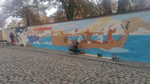 Smok toruński wróci na swoje miejsce Powstaje efektowny i bardzo długi mural [zdjęcia]