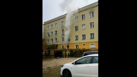 Pożar w bloku na bydgoskich Kapuściskach. Jedna osoba jest poważnie poparzona