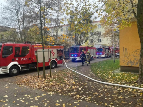 Pożar w bloku na bydgoskich Kapuściskach. Jedna osoba poważnie poparzona