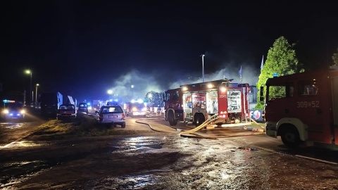 Nocny pożar domu i warsztatu w Kotomierzu. Siedem zastępów strażackich w akcji [wideo]