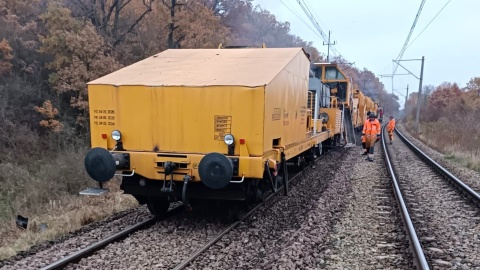 Wymieniają szyny, podkłady, przepusty. Pociągi pojadą z prędkością 120 km na godzinę