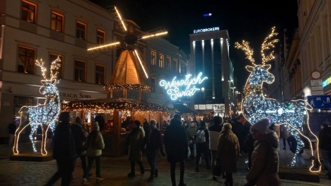 Rozbłysły światełka na Mostowej i Starym Rynku. Bydgoski Jarmark Świąteczny otwarty [galeria, wideo]