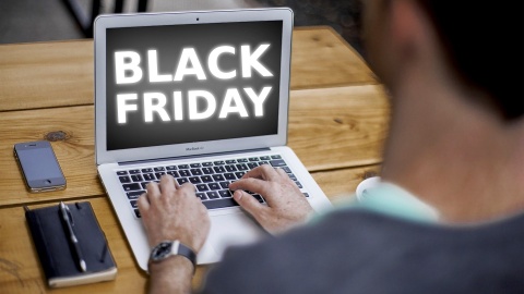 Ceny gwałtownie spadną, ale czy na pewno Zbliża się Black Friday. Jak nie dać nabić się w butelkę